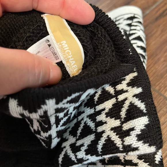 NWT Michael Kors Hat, Gloves and Scarf set.  $148 MSRP! - Picture 5 of 12